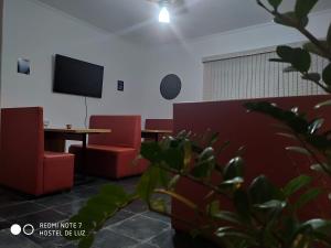 a room with a table and two chairs and a tv at Hostel de Luz - Unidade 1 in Campinas