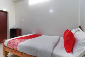 A bed or beds in a room at OYO 49963 Sri Arunachala Residency