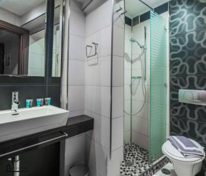 Kúpeľňa v ubytovaní NOHO Boutique Koukaki , premium living