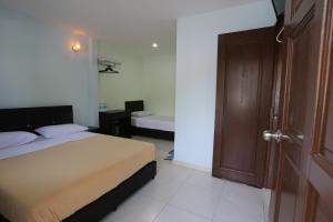 Postel nebo postele na pokoji v ubytování Tengkera Hotel
