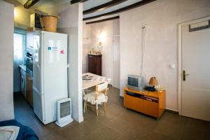 a kitchen with a small table and a refrigerator at Apartamento Mestre Caballero in L'Ametlla de Mar