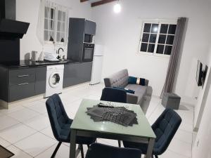 cocina y sala de estar con mesa y sillas en THE ISLAND PARADISE, en Baillif