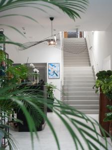 eine Treppe in einem Gebäude mit grünen Pflanzen in der Unterkunft Hotel Termalny in Uniejów