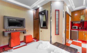 TV a/nebo společenská místnost v ubytování NOHO Boutique Koukaki , premium living