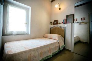 a small bedroom with a bed and a window at Apartamento Mestre Caballero in L'Ametlla de Mar