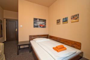 Letto o letti in una camera di Hotel U Zlatého býka