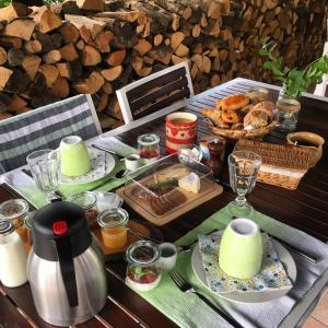 einen Tisch mit Wasserkocher und Essen drauf in der Unterkunft Domaine de la Mance - Maisonnette avec cheminée in Vitrey