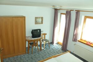 Televízia a/alebo spoločenská miestnosť v ubytovaní Appartement Pension Grasser
