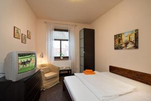 Letto o letti in una camera di Hotel U Zlatého býka