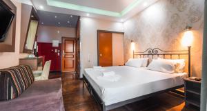 Posteľ alebo postele v izbe v ubytovaní NOHO Boutique Koukaki , premium living