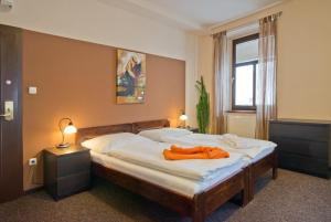 Letto o letti in una camera di Hotel U Zlatého býka