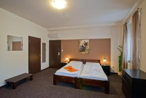 Letto o letti in una camera di Hotel U Zlatého býka