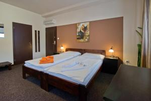 Letto o letti in una camera di Hotel U Zlatého býka