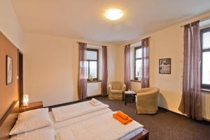 Letto o letti in una camera di Hotel U Zlatého býka