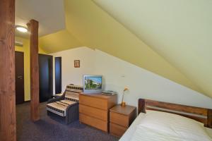 Letto o letti in una camera di Hotel U Zlatého býka