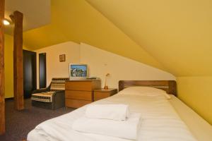 Letto o letti in una camera di Hotel U Zlatého býka