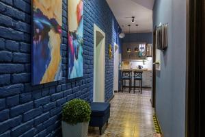 um corredor com uma parede de tijolos azuis em Adam`s House em São Petersburgo