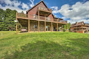 ein großes Holzhaus auf einem Grasfeld in der Unterkunft Spacious Mountain-View Manor with Easy River Access! in Piney Creek