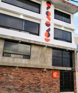 un bâtiment avec un panneau sur son côté dans l'établissement Casa Cacho, à Tijuana