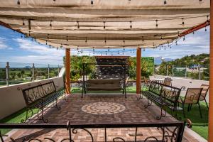 d'une terrasse couverte avec des chaises, une table et un canapé. dans l'établissement Hotel Cacaxtla, à La Concordia