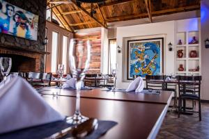 a restaurant with tables and chairs and a fireplace at Hotel Cacaxtla in La Concordia