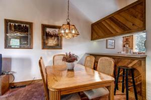 トラッキーにあるLess Than 1 Mile to Northstar Resort Getaway with Balconiesの木製のテーブルと椅子のあるダイニングルーム