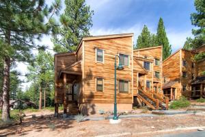 トラッキーにあるLess Than 1 Mile to Northstar Resort Getaway with Balconiesの階段を前に建つ木造家屋