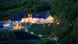 una vista aérea de una casa grande con patio en Penzion Na kraji lesa en Valašské Meziříčí