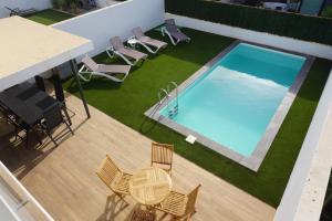 an overhead view of a pool with chairs and a table at Casa Soleada in La Oliva