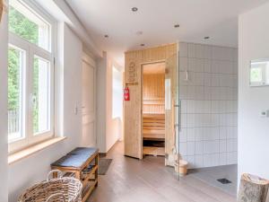 バート・ハルツブルクにあるRustic holiday home with sauna in Bad Harzburgのバスルーム(シャワー付)、ベンチが備わります。