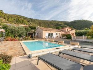 una piscina en un patio con una casa en House in the south of France with private pool en Roquebrun