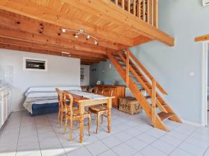 um quarto com uma mesa e cadeiras e uma escada em House in the south of France with private pool em Roquebrun