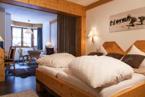 a bedroom with a large bed in a room at Hotel am Dorfplatz inkl PREMIUM Sommerkarte in Sankt Anton am Arlberg