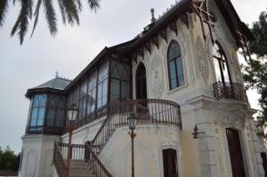 un grande edificio con una scala di fronte di Casa O'lado a Golegã