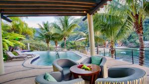 Bazén v ubytování Puerto Vallarta South Shore Luxury Suites, nebo v jeho okolí