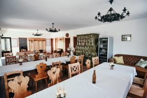 a large dining room with a long table and chairs at Somló Kolonics Kúria in Somlóvásárhely