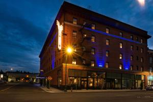 um edifício com luzes azuis na lateral em Hotel Indigo Spokane Downtown, an IHG Hotel em Spokane