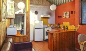 een keuken met een witte koelkast en een fornuis bij Croft Cottage in Hepburn Springs