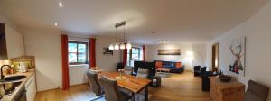 شقة "كونستلهاوسل" في يوخبرغ: غرفة معيشة مع طاولة وغرفة طعام