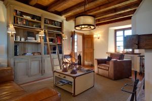 a living room with a couch and a table at Agriturismo La Vigna di Sarah in Vittorio Veneto