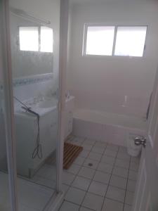 bagno bianco con lavandino e doccia di Near to Everything Yet in a Rainforest setting a Tewantin Altre 18 foto