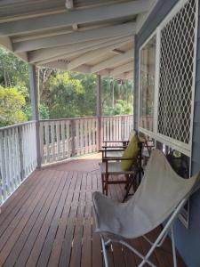 En balkong eller terrasse på Near to Everything Yet in a Rainforest setting