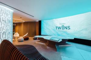 The Ibiza Twiins - 4* Sup في بلايا ذين بوسا: غرفة ذات شاشة كبيرة مع طاولة وكراسي
