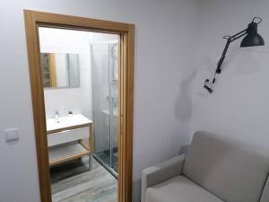 Uma casa de banho em ALOJAMENTO GIRASSOL - Guest House - Quarto com casa de banho privativa