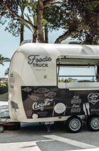 ciężarówka z jedzeniem zaparkowana na parkingu w obiekcie The Ibiza Twiins - 4* Sup w mieście Playa d'en Bossa