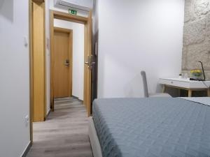 Uma cama ou camas num quarto em ALOJAMENTO GIRASSOL - Guest House - Quarto com casa de banho privativa