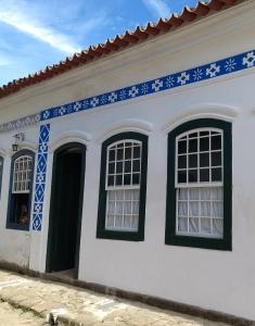 uma casa com tinta azul e branca em Casa da Matriz Centro Histórico em Paraty