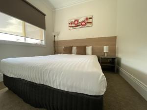 a bedroom with a bed and a window at Campaspe Lodge in Echuca