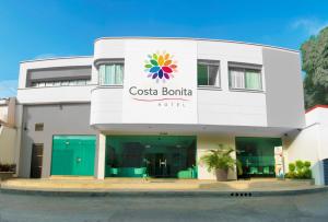 ein Gebäude mit einem Cosa Bontina-Logo darauf in der Unterkunft Hotel Costa Bonita in Montería