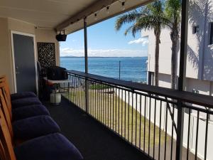 een balkon met uitzicht op de oceaan bij Waterfront Location - 2 Bed Apartment in Corlette, Port Stephens - Sleeps 4 in Corlette